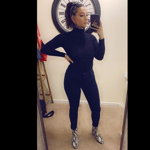 Meet your Posher, Nicole - Picture 2 of 2